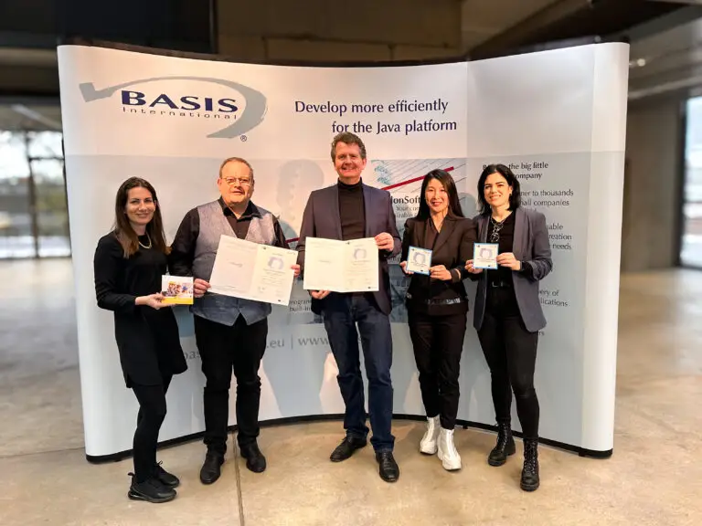 Gruppenbild von Mitarbeitenden der BASIS GmbH mit saaris, die Urkunden überreichen